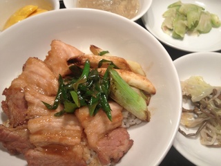 豚カルビと葱の炒め丼.jpg